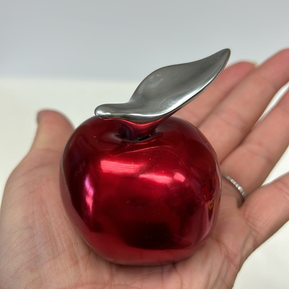 Vintage aluminum red apple paperweight - Picture 4 of 5